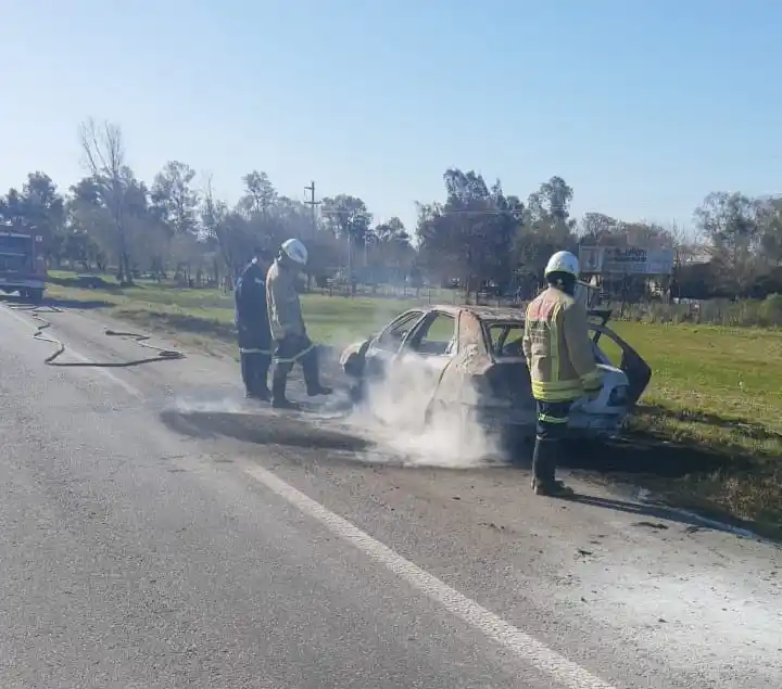 Un auto se incendió en la banquina sobre la autovía N°14