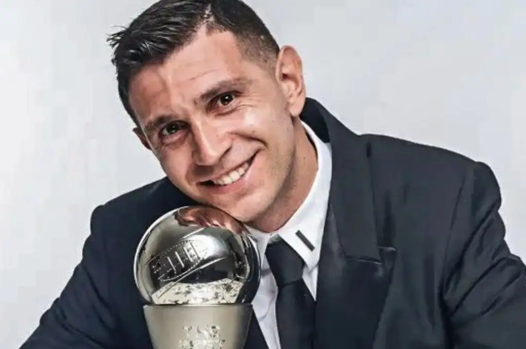 El argentino recibió el premio que lo consagra como el portero más destacado de la temporada.