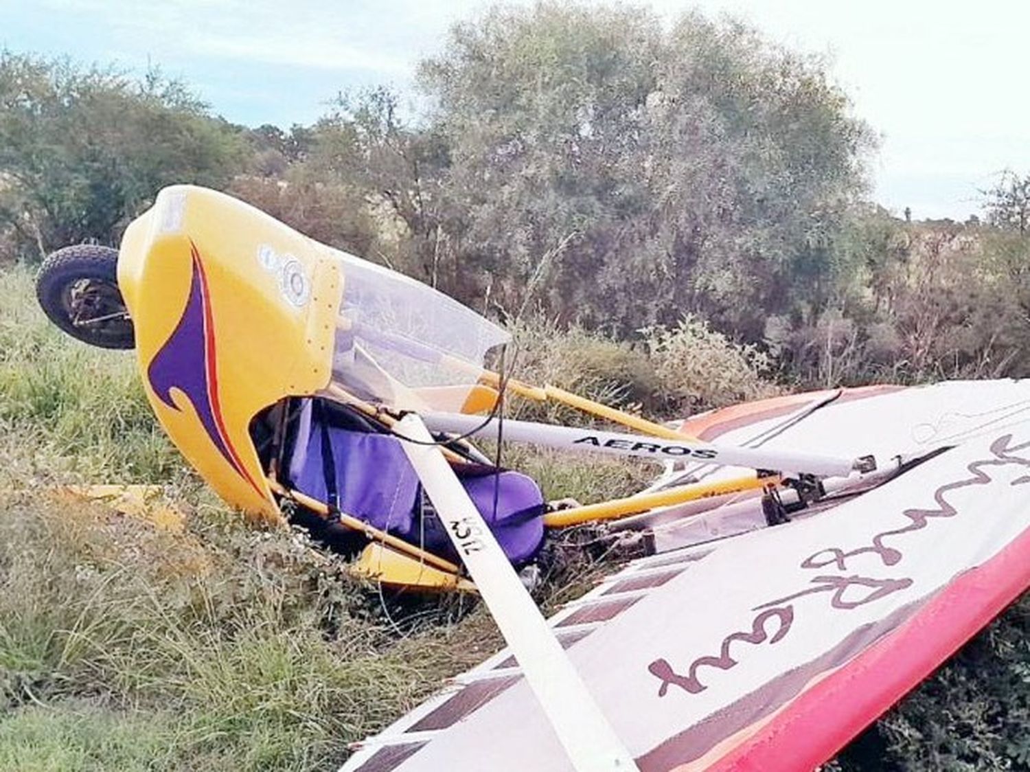 Una aeronave enganchó cables y se precipitó a tierra a la vera de la Ruta 18