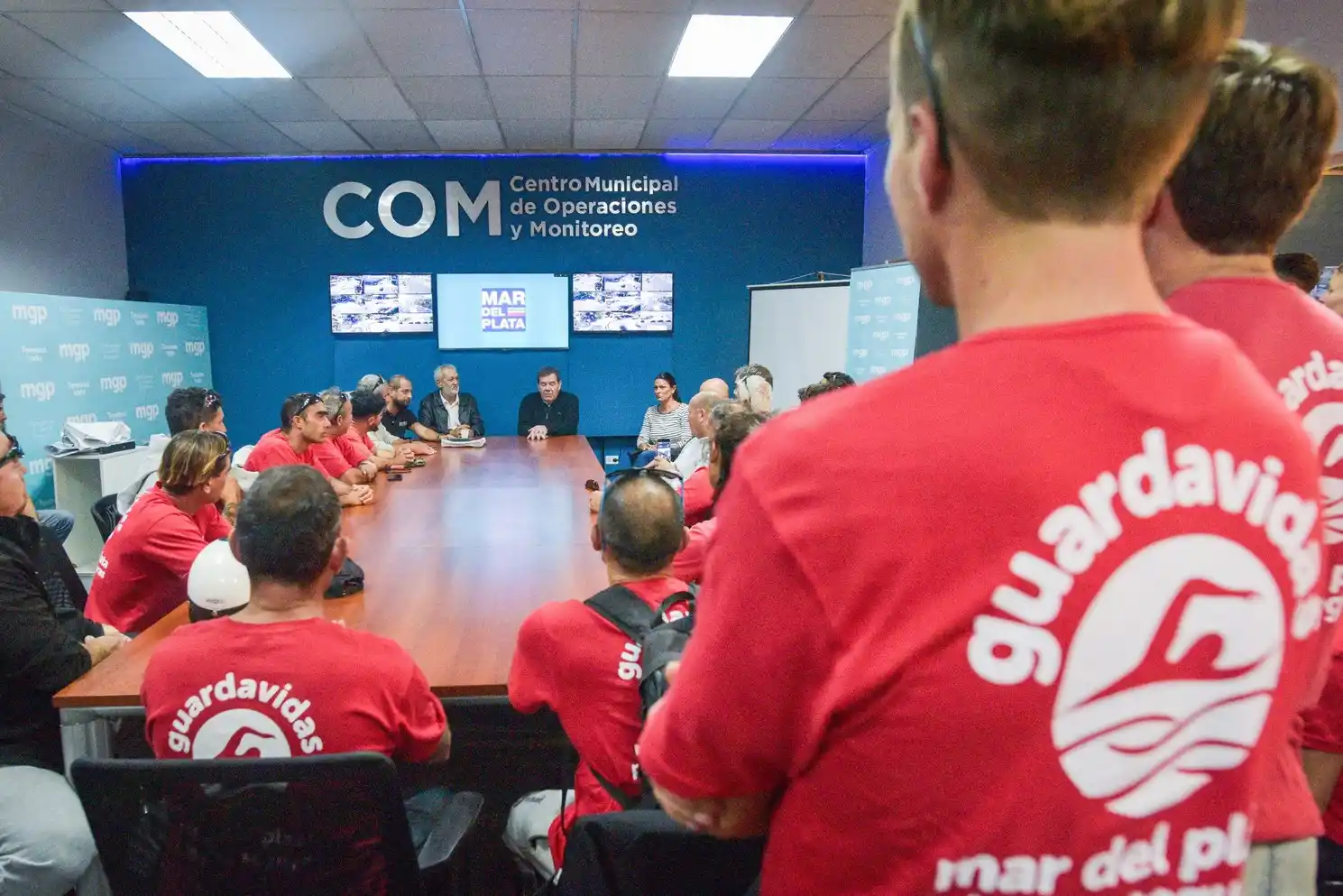 Guardavidas fueron recibidos por el intendente Montenegro en el COM.