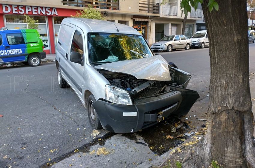 Se fue solo contra un árbol