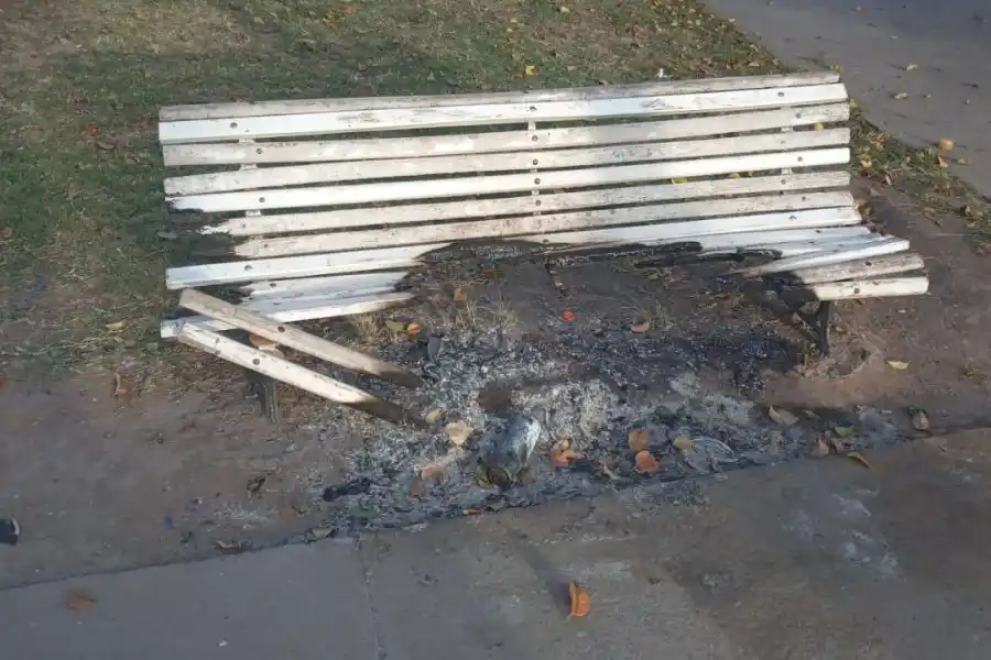 Vandalismo: incendiaron un banco en una plaza de la ciudad