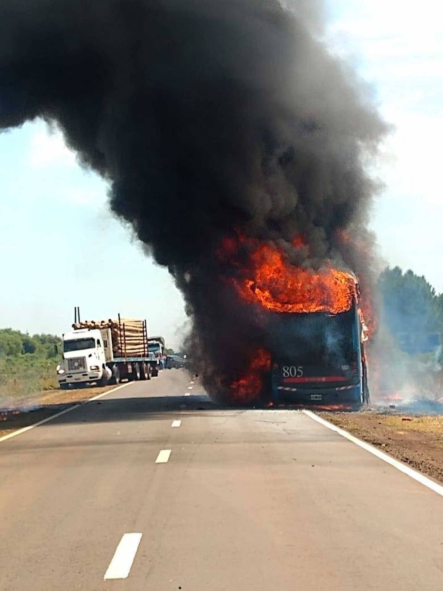 Un micro de larga distancia se incendió en la Ruta 14 en cercanías a la localidad correntina de Santo Tomé