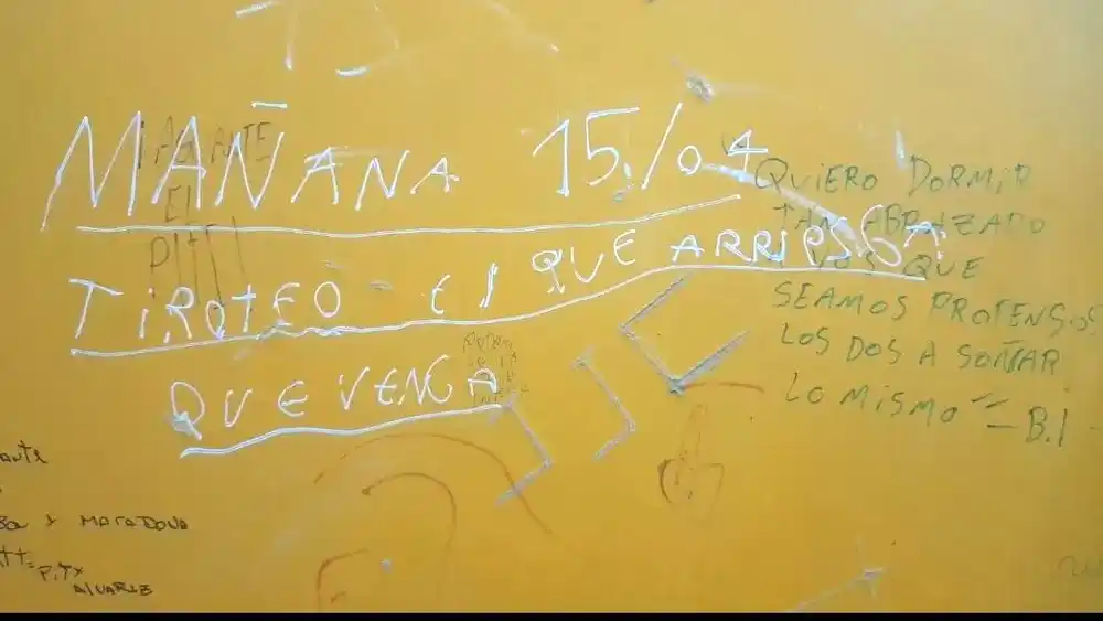 La inscripción hallada en un colegio de Villa Elisa.