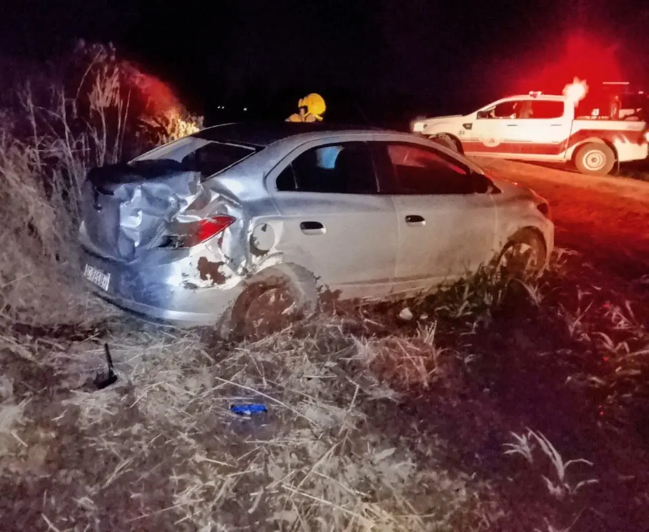 Un auto despistó en un camino rural, quedó sobre la banquina y fue asistido por Bomberos