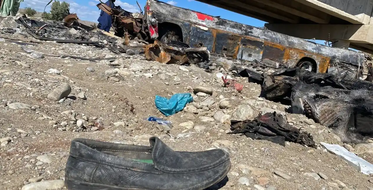 Pakistán: 41 personas murieron tras caer un ómnibus de un puente y prenderse fuego