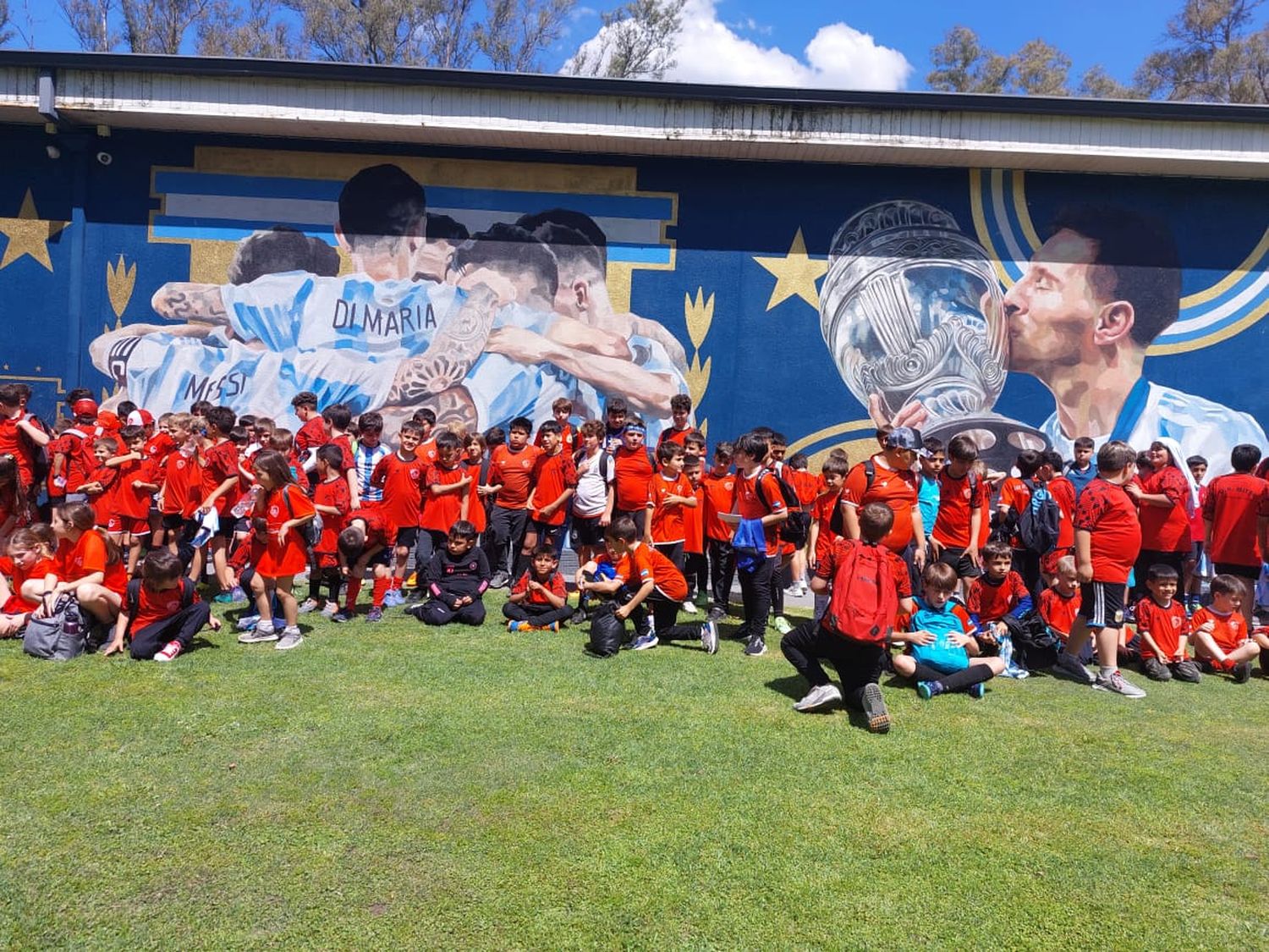 Mitre organiza un encuentro de escuelitas donde se obsequia una camiseta firmada por Lionel Messi