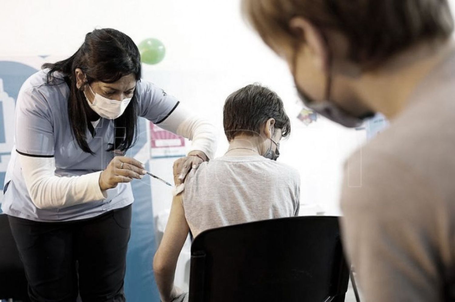 Comienza a aplicarse el refuerzo de la vacuna contra el Covid a niñas, niños y adolescentes