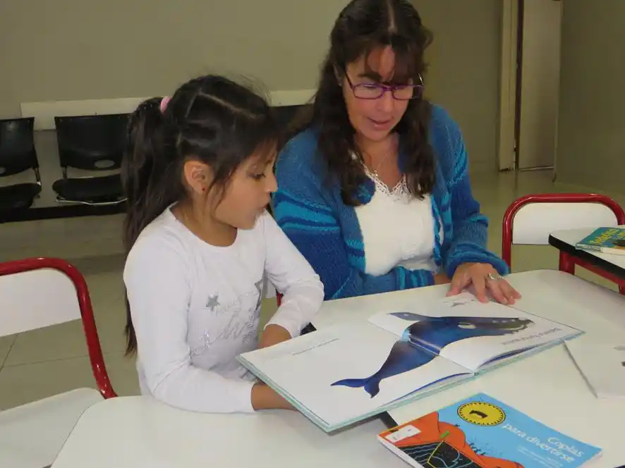 Espacio de lectura en la sala de espera  del Hospital de Niños de Tandil