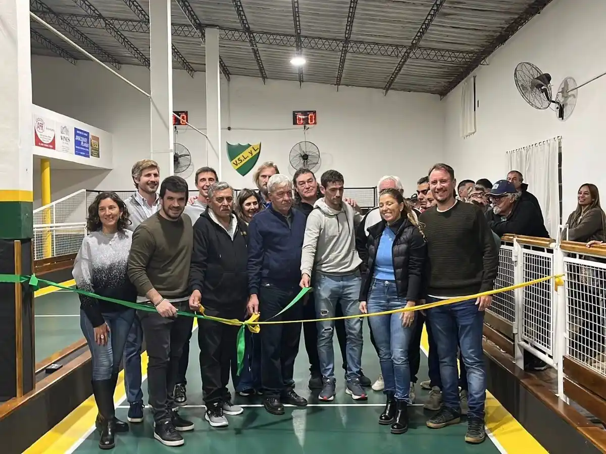 Chiarella, Di Gregorio, Pellegrino y Meardi, junto a las autoridades del club anfitrión. Foto MVT