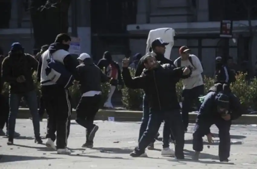 Sindicalistas intentaron ingresar a la sede de gobernación y fueron reprimidos por la Policía