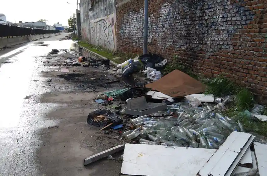 Impactante basural al lado de las vías del tren