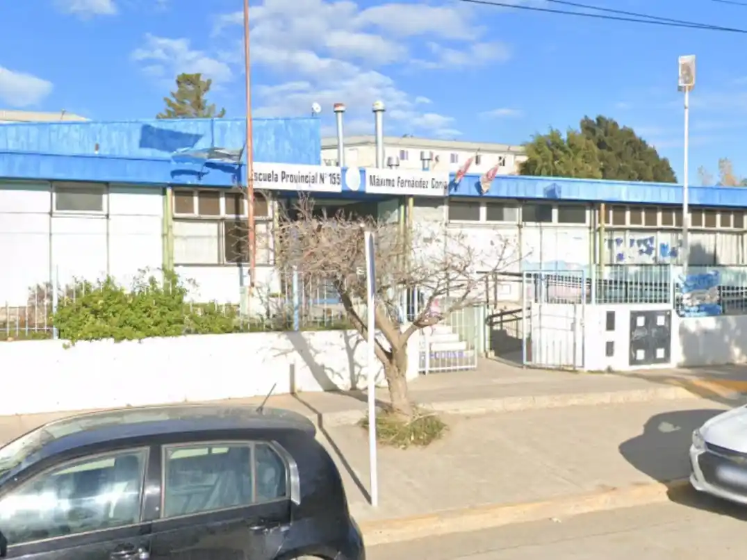 El episodio denunciado ocurrió en la Escuela N° 155 Máximo Fernández Coria de Comodoro Rivadavia. (Foto: Google Street View)