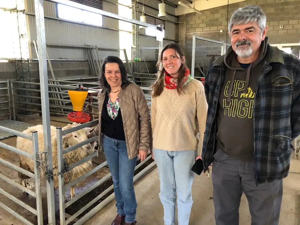 Patricia Alvarado, Jimena Fernández de la Facultad de Veterinaria junto al productor Eduardo Gotusso.
