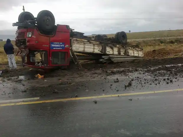 Un camión volcó en el mismo lugar donde un hombre murió días atrás
