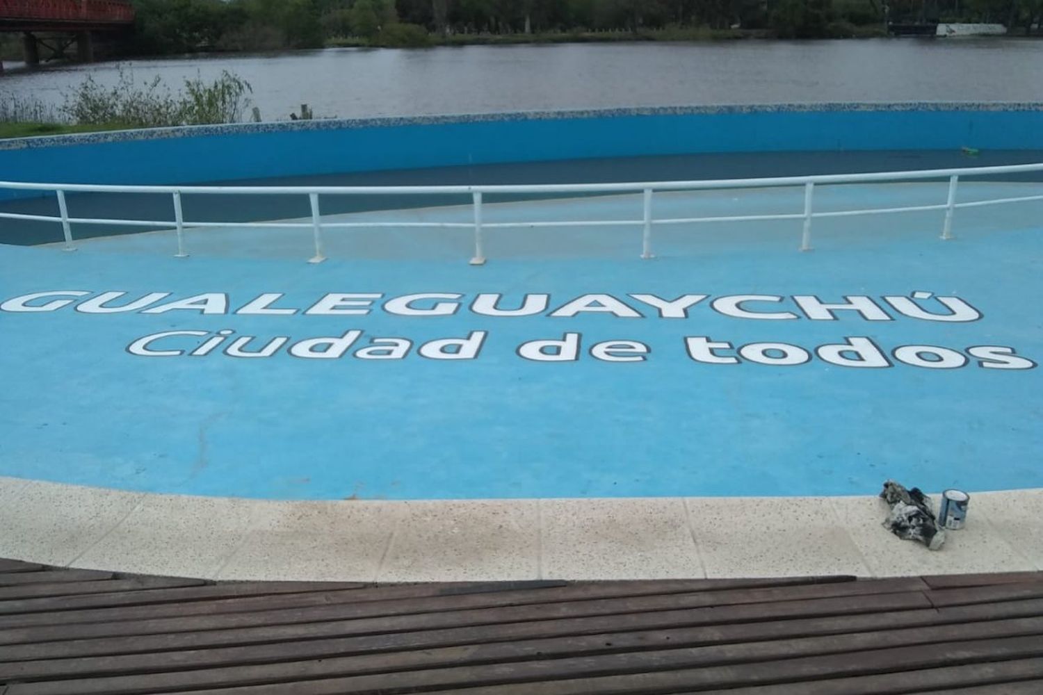 Comenzó el acondicionamiento de la pileta de la Playa del Puente