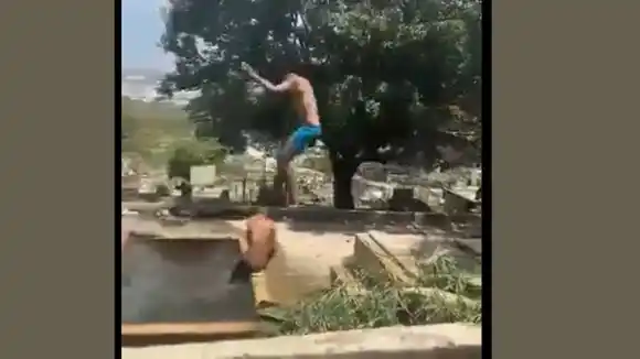 ¿COSAS DE MUCHACHOS? Se bañan en una tumba del cementerio cuál piscina (Video)