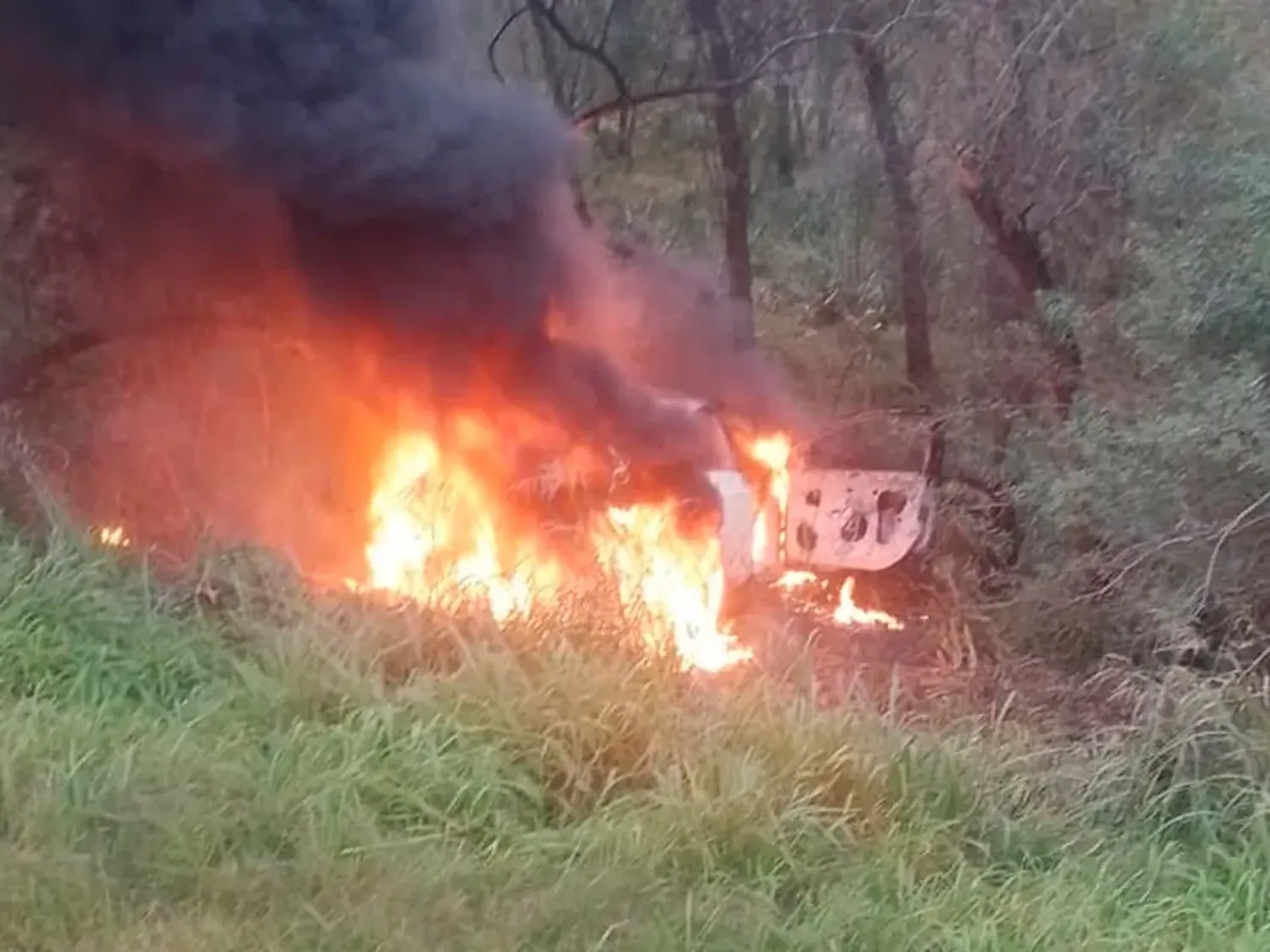 imagen Tragedia en Ruta 12: un auto se incendió tras volcar y murió el conductor