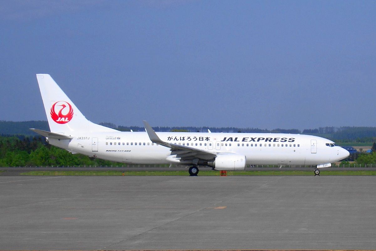 Un Boeing 737-8 de JAL tuvo poblemas con un neumático y cerró una de las pistas del aeropuerto de Haneda.