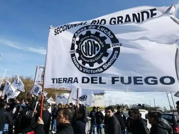 Los sindicatos señalaron que el plan económico del gobierno "asfixia la producción, amenaza a la industria y hace peligrar miles de puestos de trabajo".