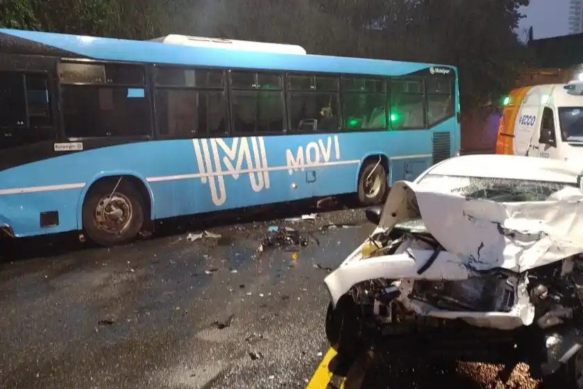 Fuerte choque bajo la lluvia entre un colectivo y un auto en el macrocentro de Rosario
