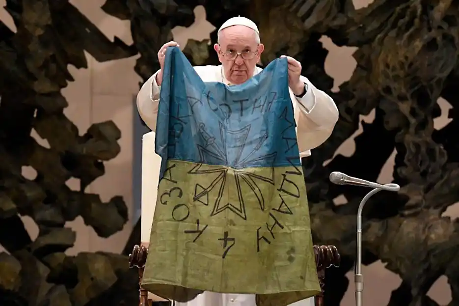 Francisco exhibió y besó una bandera de Ucrania y condenó la masacre de Bucha.