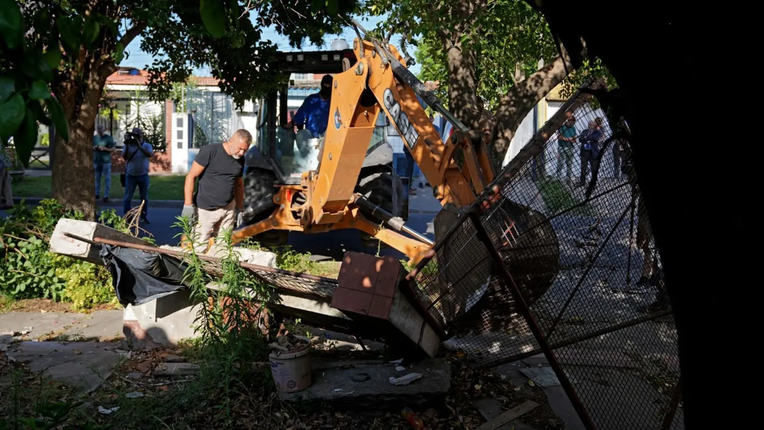 Derrumban un aguantadero vinculado a Los Monos en Las Flores