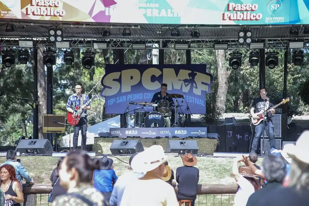 La fiesta comenzó a horario en el Paseo Público. Foto: Claudio Camacho / Country2.com.