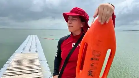 Érica González posó con el equipamiento de rescate frente a la base ubicada en Miramar de Ansenuza.