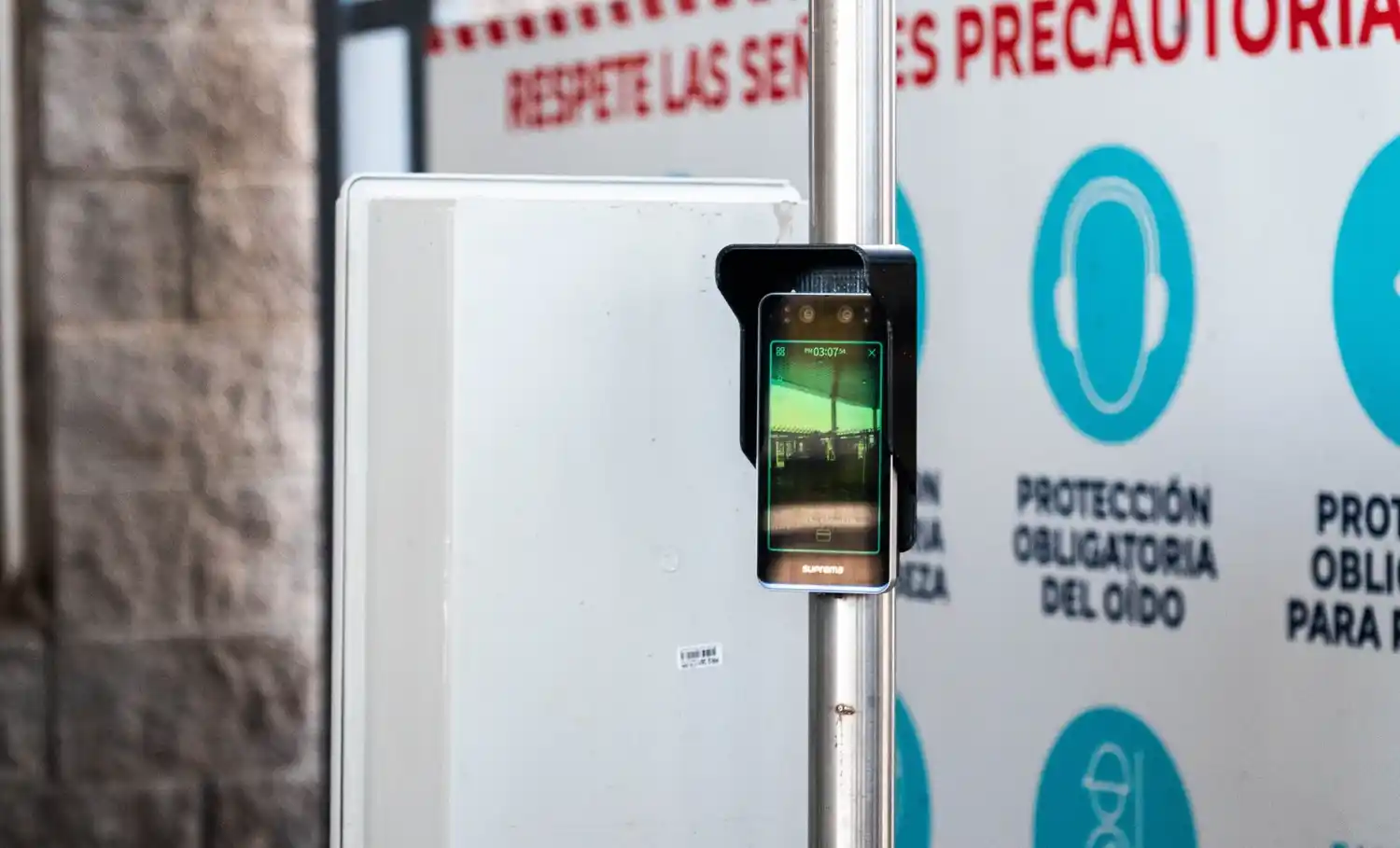 Las nuevas medidas de seguridad se aplican de manera progresiva y contemplan tecnología biométrica para trabajadores y reconocimiento óptico de caracteres para vehículos.