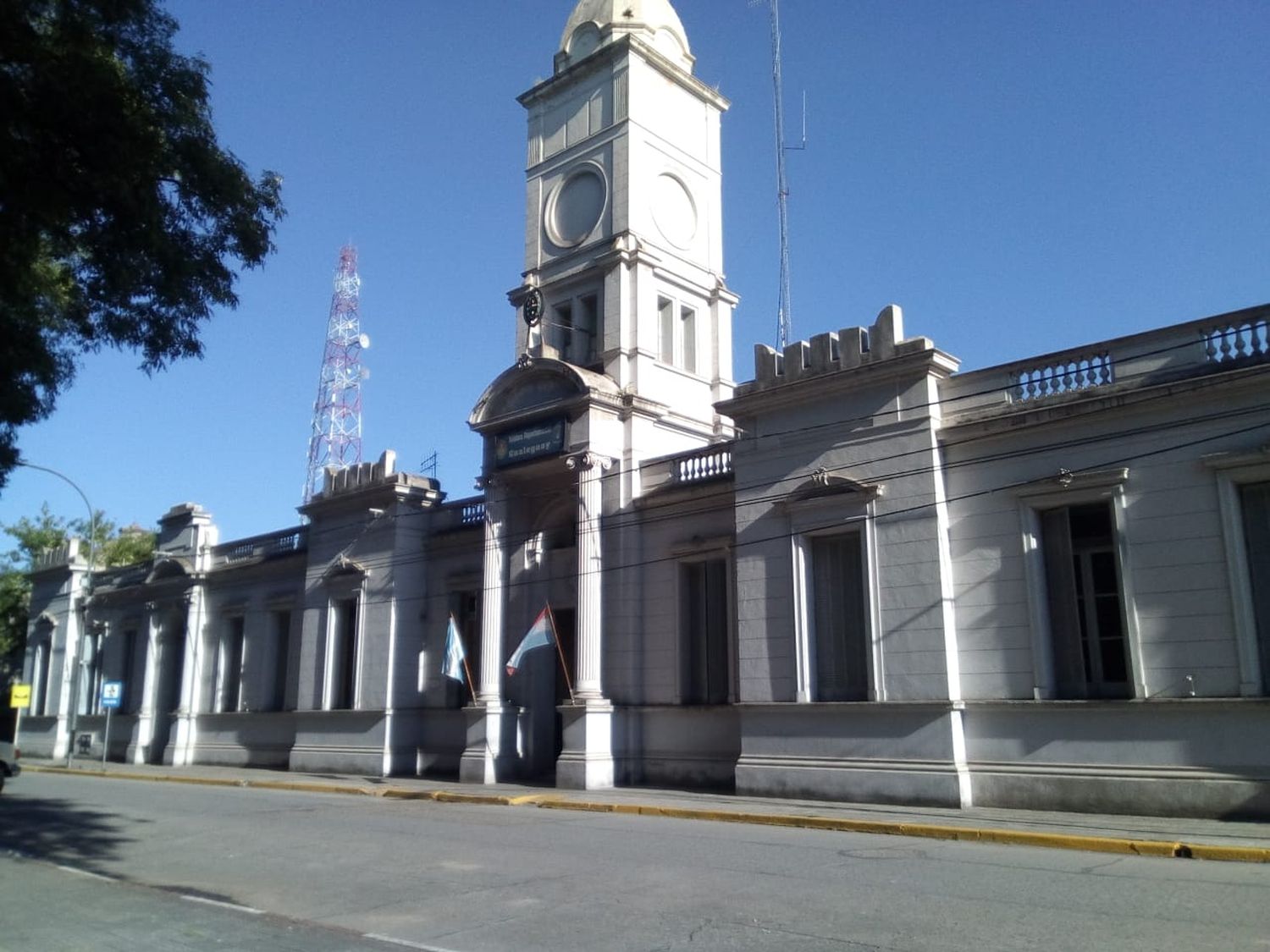Operativos policiales en Gualeguay: pantalla solar e iPhone recuperados y allanamientos por distintos ilícitos