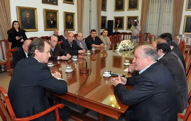 Cobertura social, impuestos y seguridad en la agenda de Bordet con los agencieros 