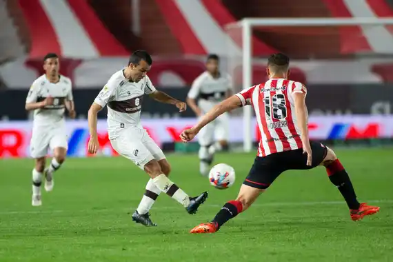 Estudiantes sólo igualó y no pudo subir a la punta