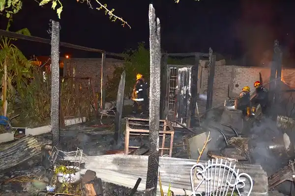 Un hombre perdió toda su vivienda en un voraz incendio 