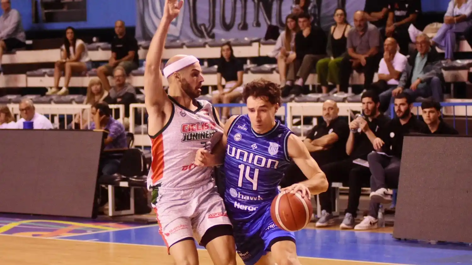 Yarza, ante Franco Lombardi, en el choque ante Ciclista Juninense. (Foto gentileza de Diario La Capital, de Mar del Plata).