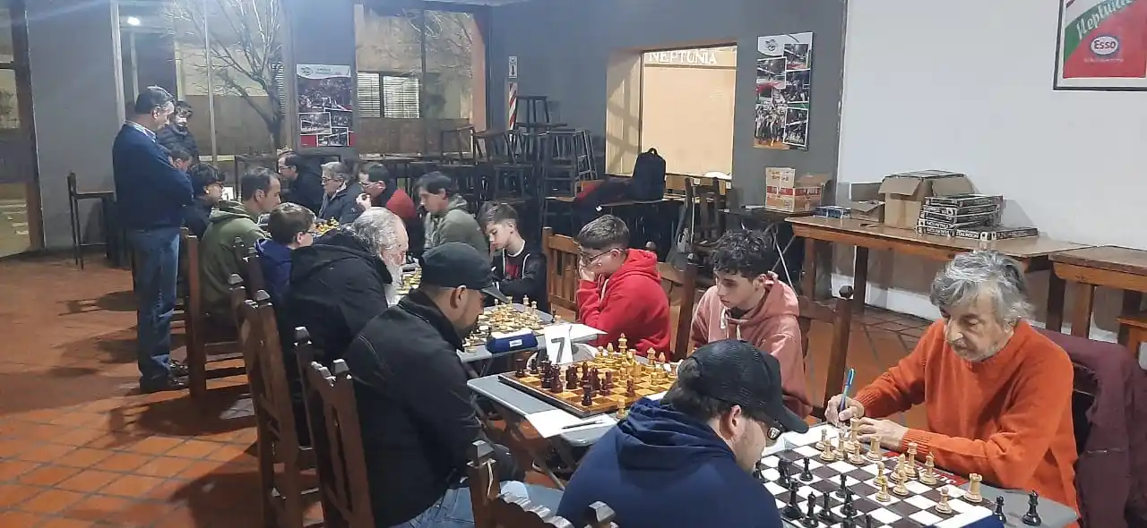 Gran concurrencia de ajedrecistas en el club Neptunia.