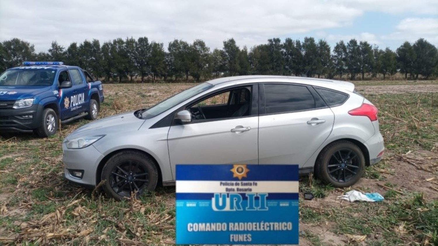 El Ford Fucus apareció abandonado en un campo del departamento Rosario