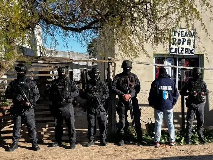 Allanaron en el barrio Anhelado Sueño por narcomenudeo y tres personas quedaron detenidas