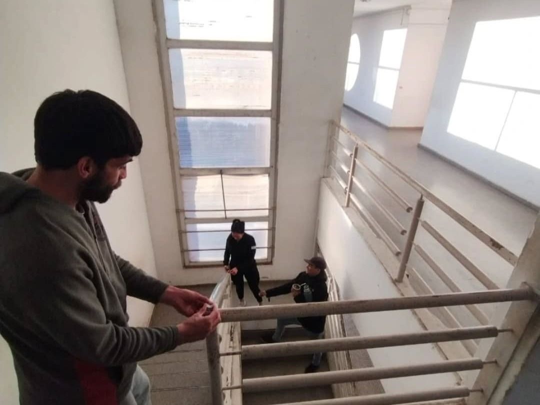 Los trabajos incluyen el replanteo de una escalera y la colocación de protecciones.