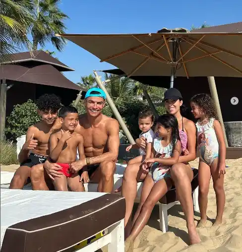 Por el día de la Madre el jugador publicó una foto con Georgina y todos sus hijos/ @cristiano