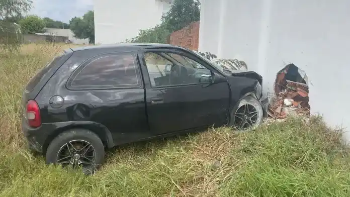 El auto se le fue de control y terminó estampado contra una casa