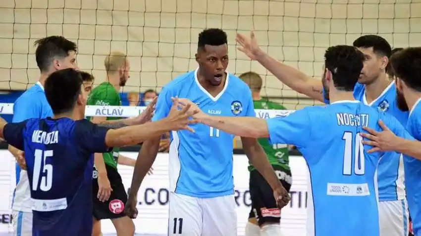 Policial venció a Defensores de Banfield en cinco sets