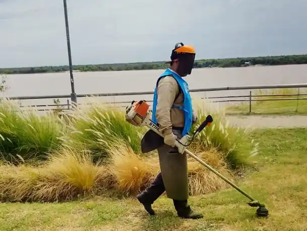 El municipio continuará esta semana con las tareas de desmalezado en la vía pública y espacios verdes