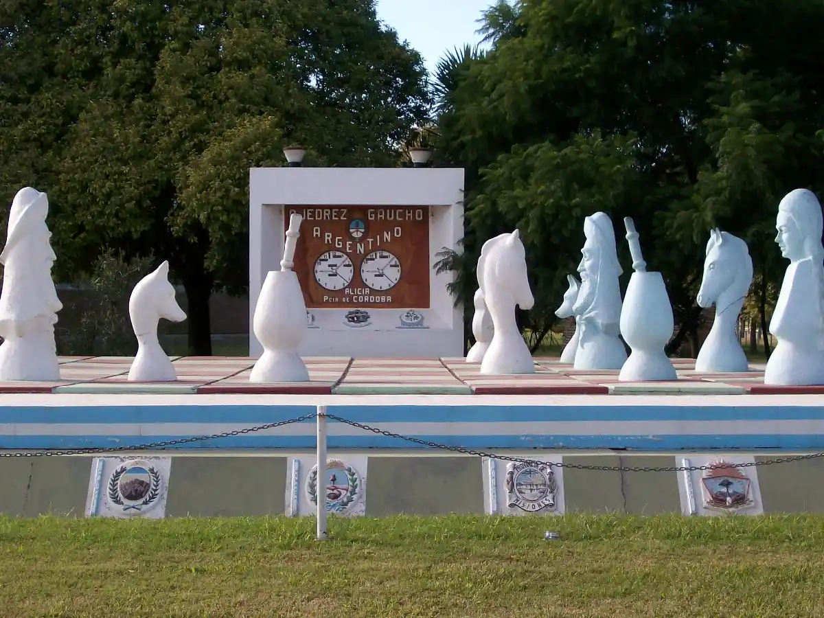 Alicia restaura su Ajedrez Gaucho, el monumento que rescata las raíces criollas         