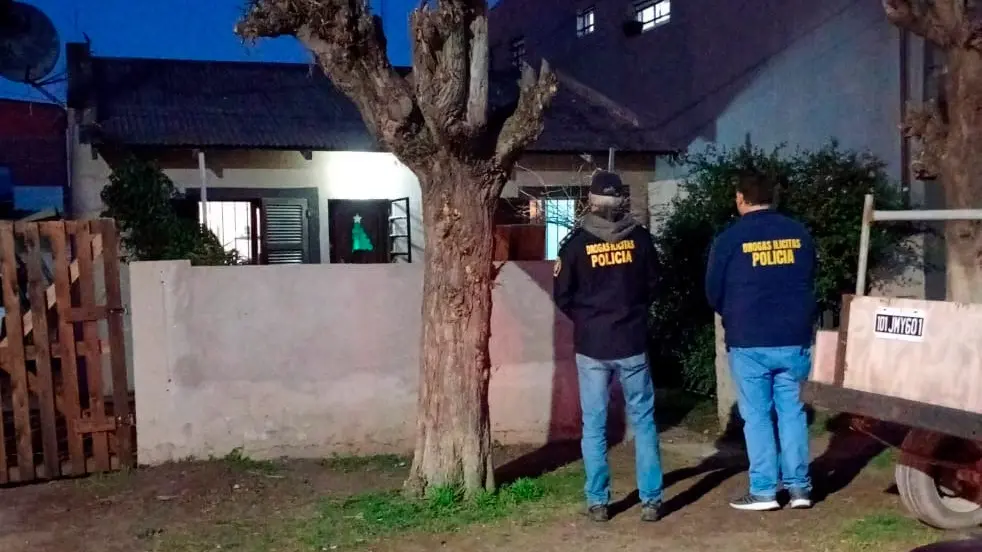 Aún continúa la labor de los agentes de Drogas Ilícitas de Necochea en dos domicilios