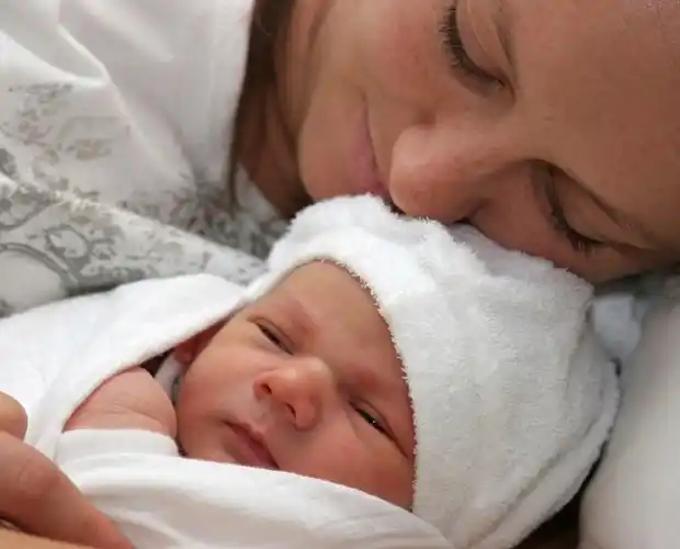 Retoman el análisis del proyecto que extiende las licencias por maternidad 