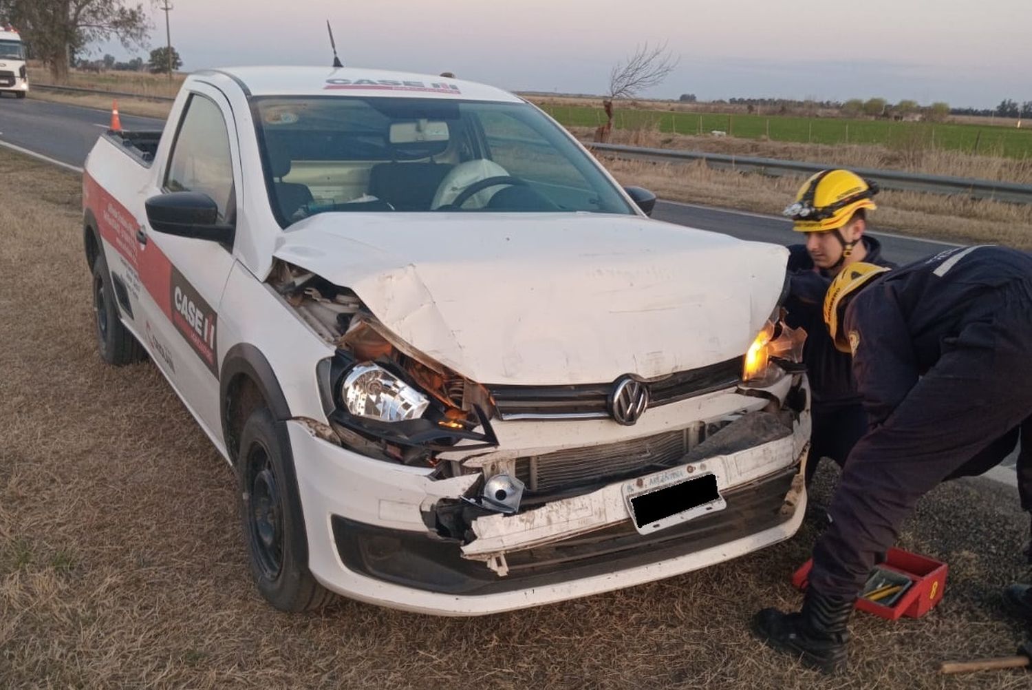 Uno de los vehículos involucrados en el accidente. Crédito: Bomberos de Venado Tuerto.