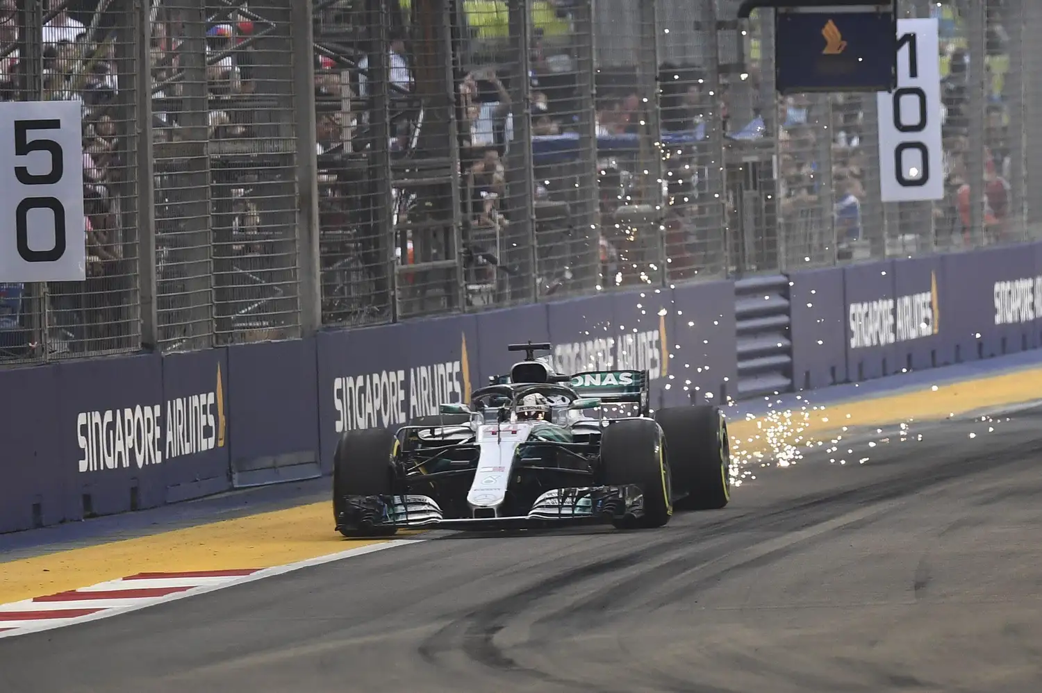 Lewis Hamilton sale adelante en Singapur