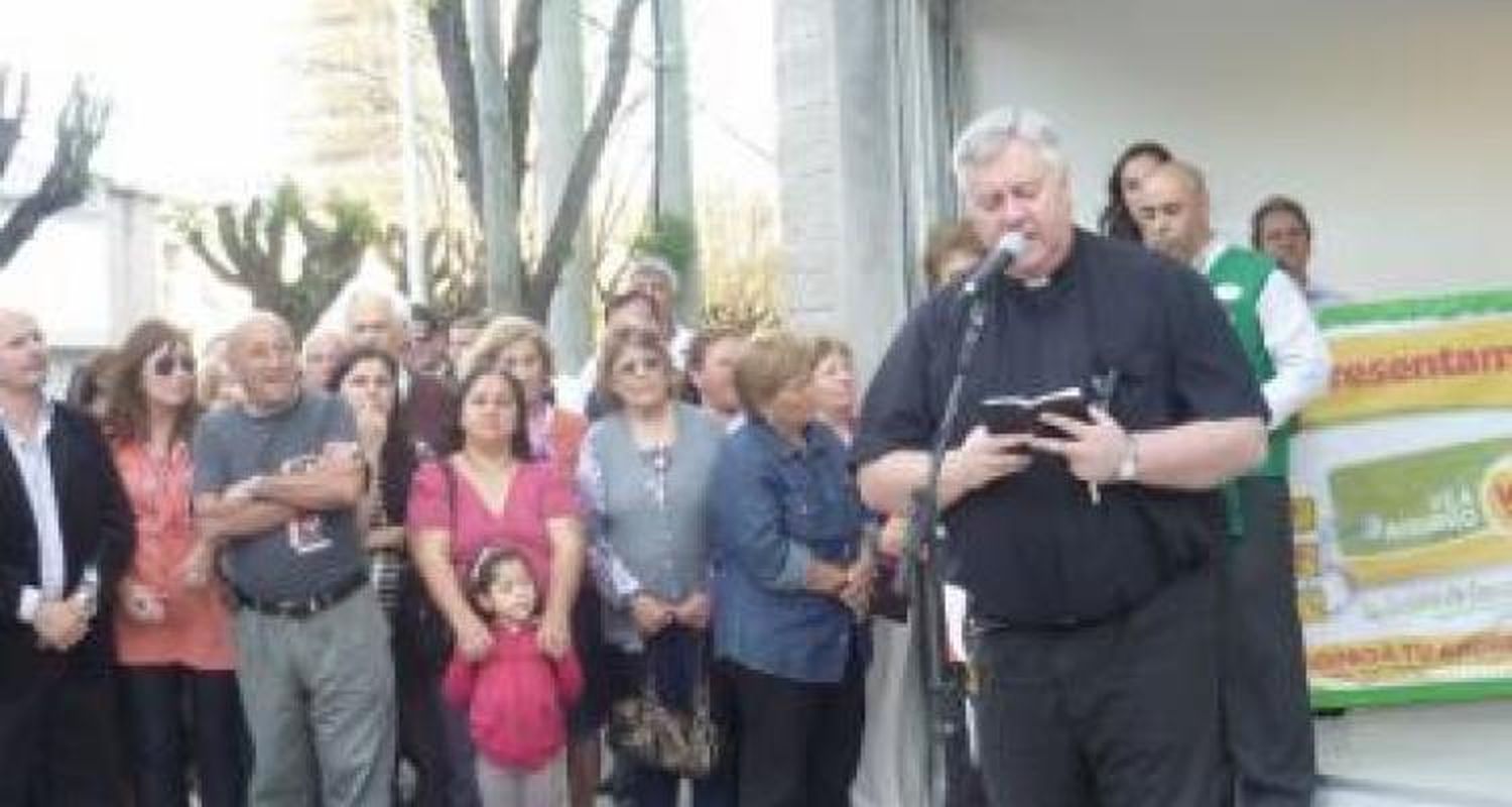 El padre Carlos se va de la Iglesia Socorro