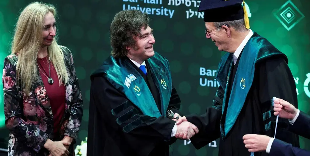Javier Milei, recibe un doctorado honoris causa de manos del Presidente de la Universidad Bar-Ilan en reconocimiento a la larga trayectoria de colaboración con Israel.